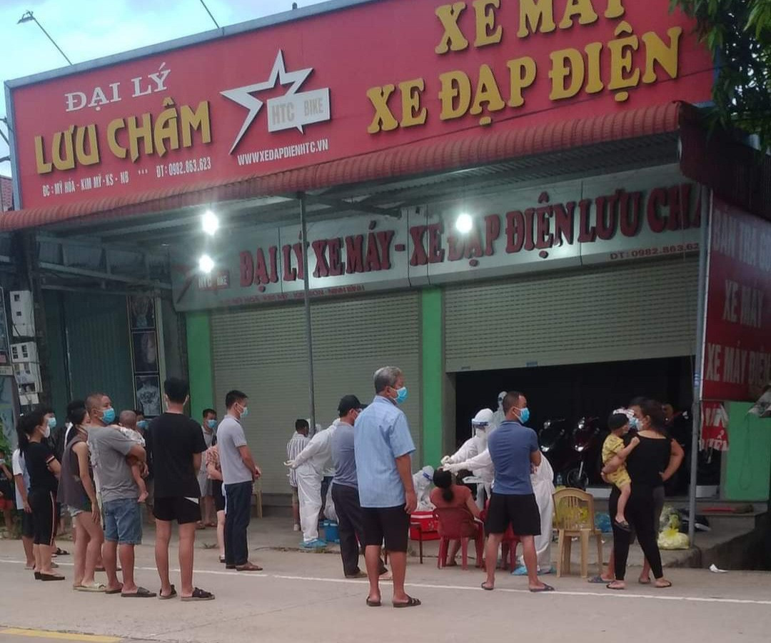 Người dân xã Kim Mỹ (huyện Kim Sơn) đứng chờ lấy mẫu xét nghiệm.