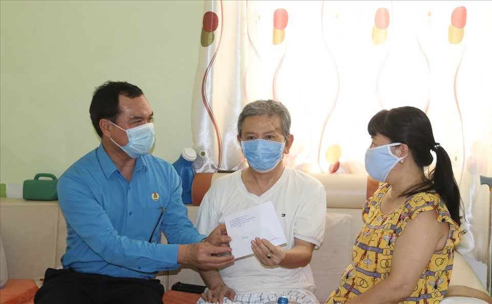 Chủ tịch Tổng LĐLĐ Việt Nam Nguyễn Đình Khang tới thăm, trao quà cho gia đình lao động bị tai nạn lao động ở Ninh Thuận.