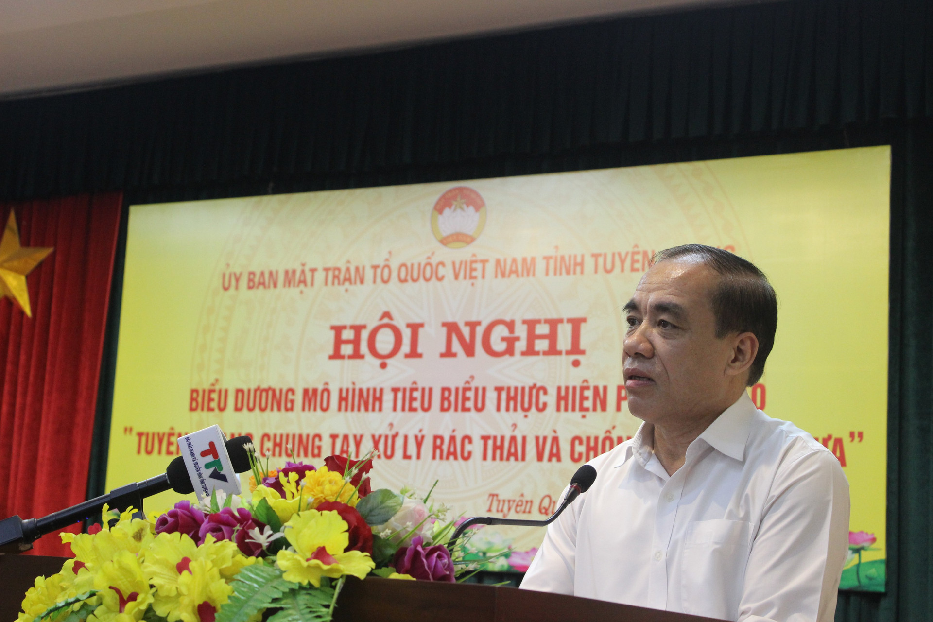 Ông Chẩu Văn Lâm, Ủy viên BCH Trung ương Đảng, Bí thư Tỉnh ủy, Trưởng Đoàn đại biểu Quốc hội tỉnh Tuyên Quang phát biểu chỉ đạo tại hội nghị.