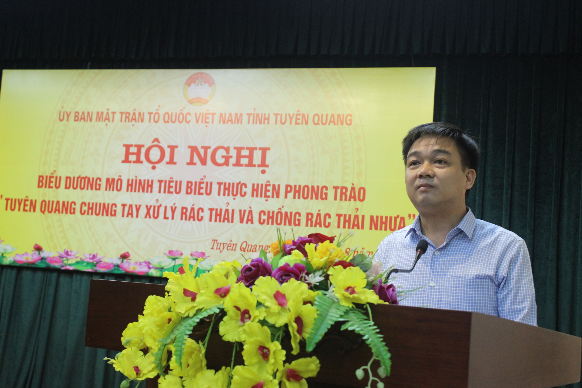 Ông Nguyễn Hưng Vượng, Trưởng Ban Dân vận Tỉnh uỷ, Chủ tịch Uỷ ban MTTQ tỉnh phát biểu tại hội nghị.