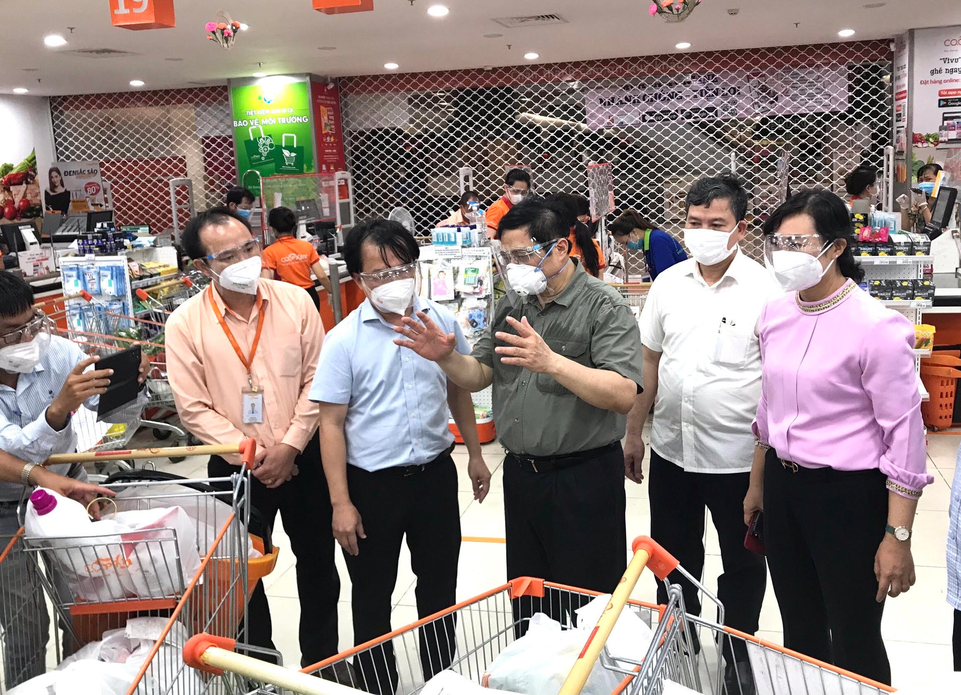 Thủ tướng Phạm Minh Chính kiểm tra nguồn hàng tại siêu thị Coopmart.
