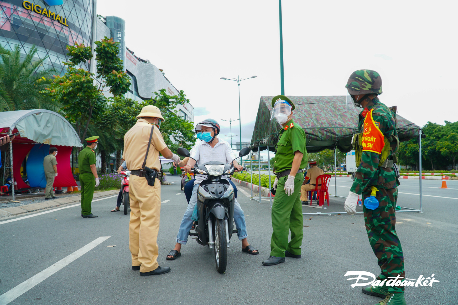 Chốt kiểm soát trên đường Phạm Văn Đồng với nhiều cán bộ chiến sĩ và bộ đội hỗ trợ kiểm tra