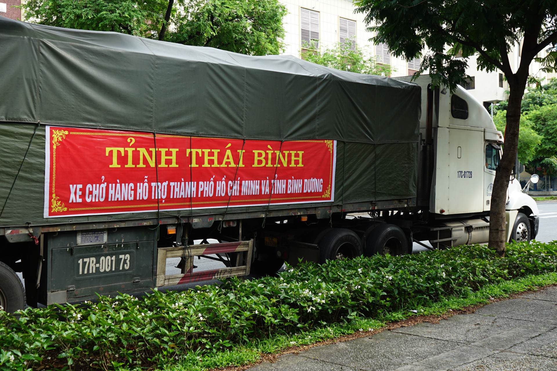 Container hàng hóa, nhu yếu phẩm do tỉnh Thái Bình gửi hỗ trợ người dân TP HCM đã có mặt tại trung tâm TP HCM vào sáng nay 27/8.