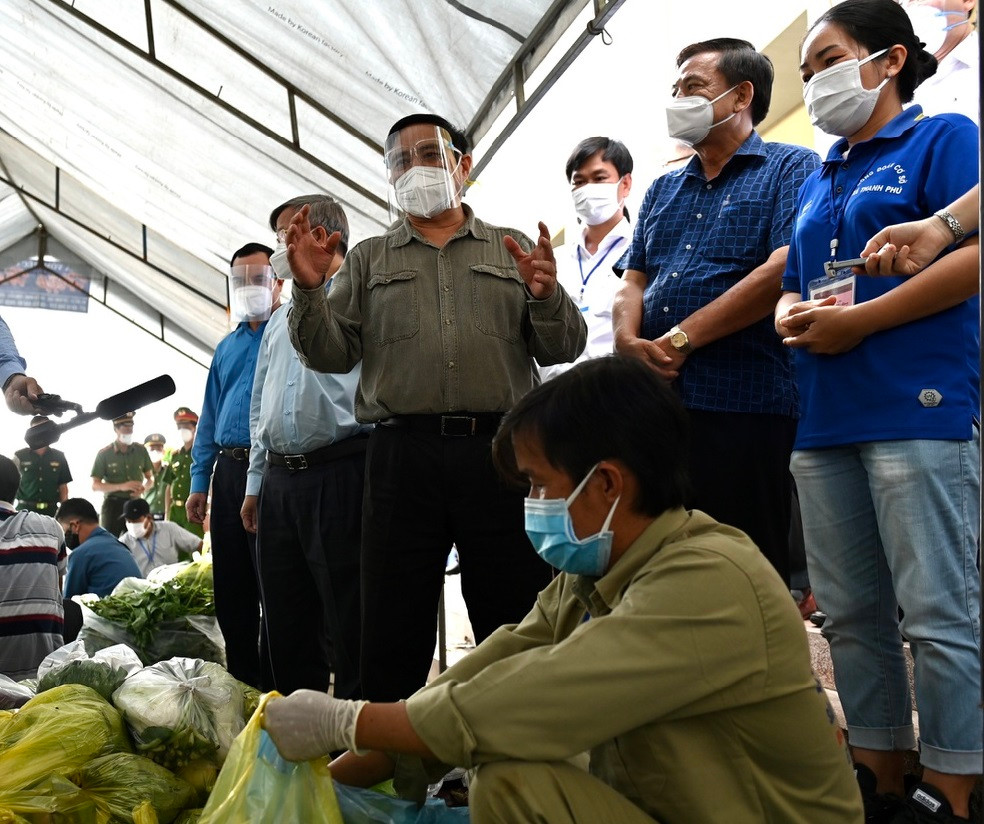Thủ tướng nói chuyện với các tình nguyện viên tại Nhà văn hóa  xã Thạnh Phú. Ảnh: Thuận Thắng.