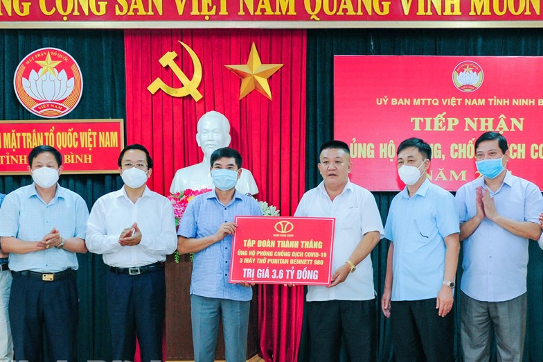 Ông Đỗ Việt Anh, Chủ tịch Ủy ban MTTQ tỉnh Ninh Bình tiếp nhận ủng hộ 3 máy thở từ doanh nghiệp.