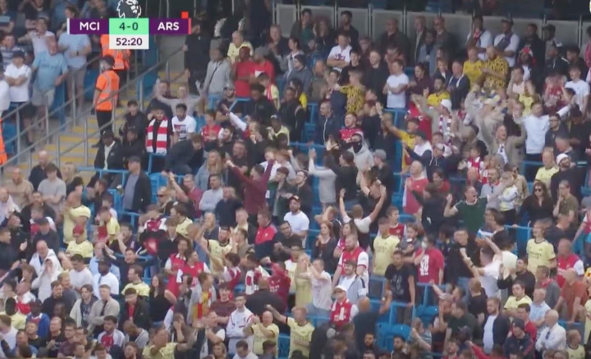 Các fan Arsenal reo hò ăn mừng khi đội nhà bị thủng lưới.