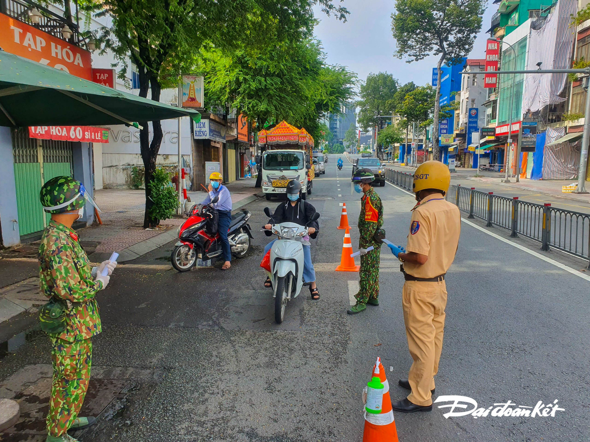 Tại chốt kiểm tra trên đường Lê Văn Duyệt (quận Bình Thạnh), các phương tiện đều đã khai báo sẵn trước đó, lực lượng sẽ tiến hành quét mã QR sau đó kiểm tra giấy đi đường và cho xe qua.