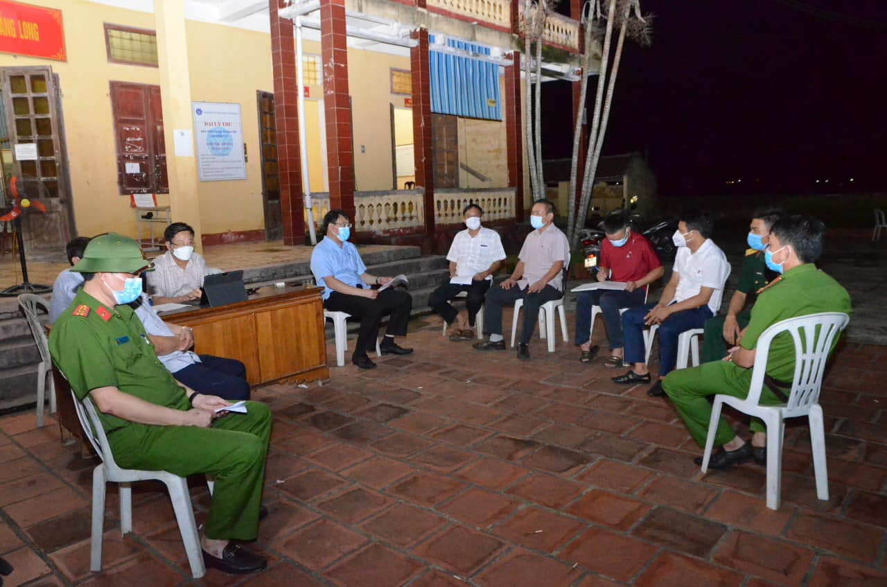 Các đơn vị chức năng tiến hành họp khẩn về ca mắc Covid-19 mới tại xã Quảng Long.