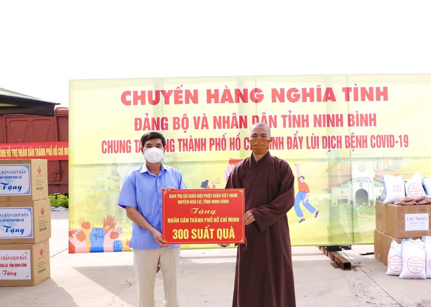 Ông Đỗ Việt Anh, Chủ tịch MTTQ tỉnh Ninh Bình tiếp nhận các phần quà của các đơn vị, tổ chức hỗ trợ TP Hồ Chí Minh chống dịch.
