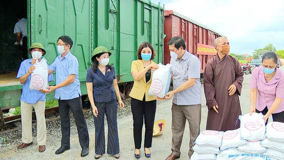 Gần 12.000 suất quà và 15.000 kính chắn giọt bắn là tấm lòng của người dân Ninh Bình gửi tới TP Hồ Chí Minh.