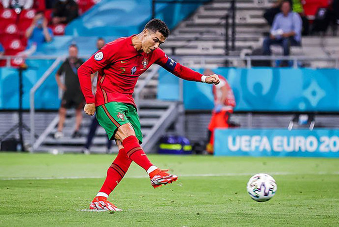 Ronaldo đang tập trung cùng Bồ Đào Nha chuẩn bị cho vòng loại World Cup.