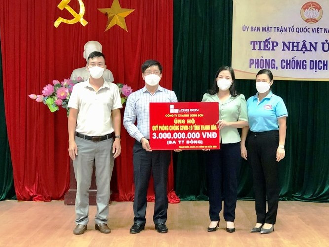 Bà Phạm Thị Thanh Thủy, Chủ tịch Ủy ban MTTQ tỉnh Thanh Hóa tiếp nhận hỗ trợ phòng, chống dịch Covid-19 từ doanh nghiệp trong tỉnh.