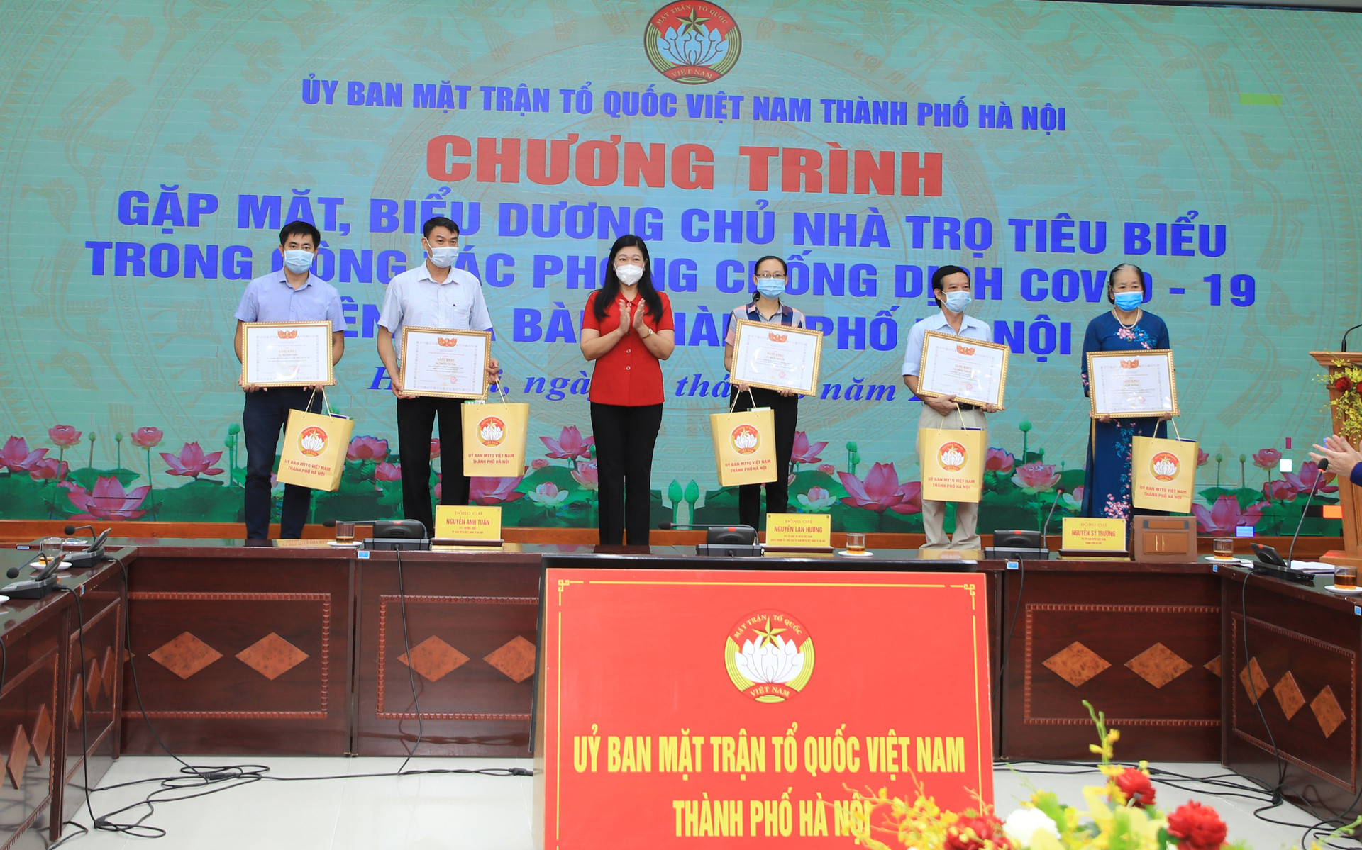 Ủy ban MTTQ thành phố Hà Nội biểu dương, khen thưởng chủ nhà trọ tiêu biểu. 