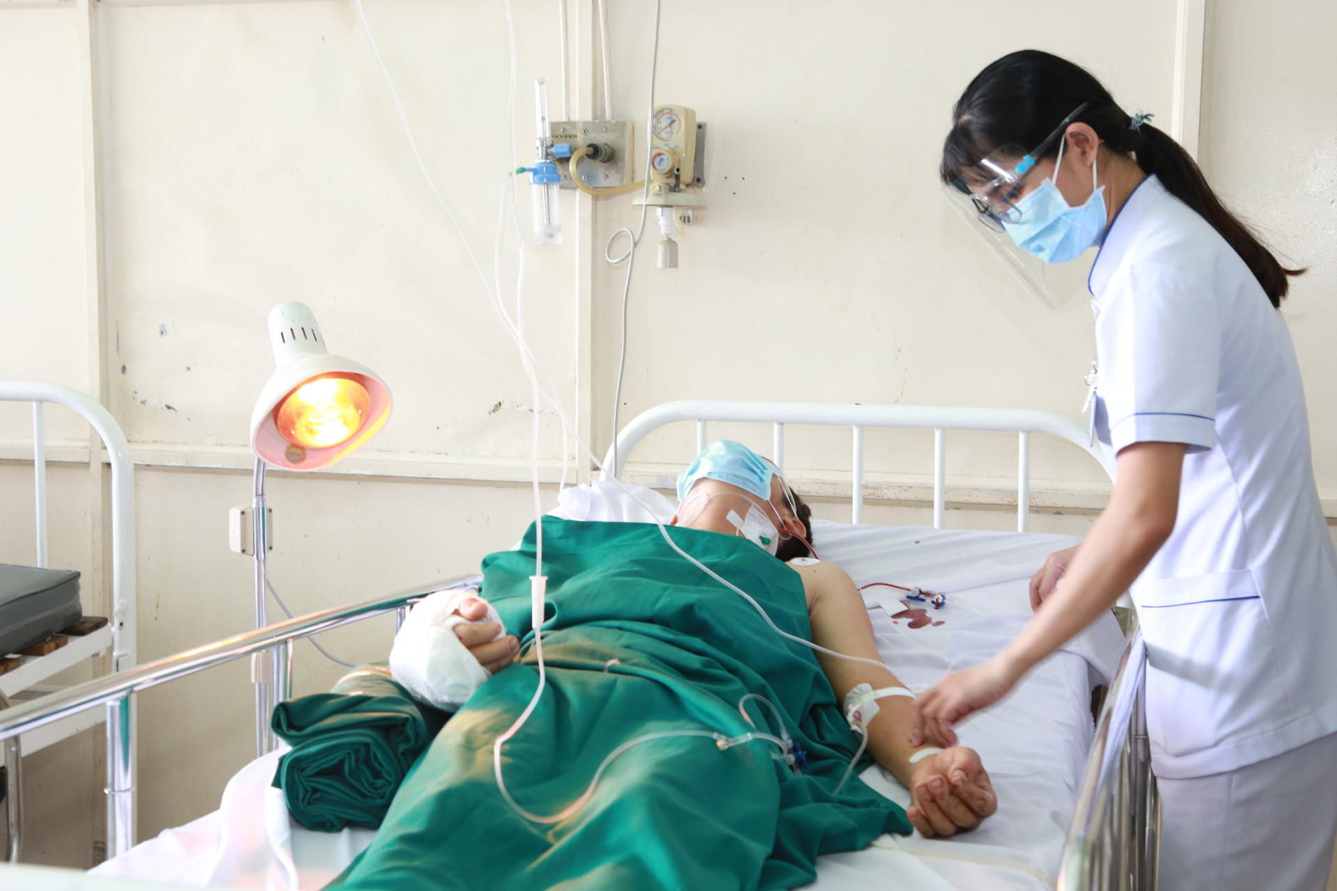 Bệnh nhân được phẫu thuật nối chi ngay sau khi nhập viện.