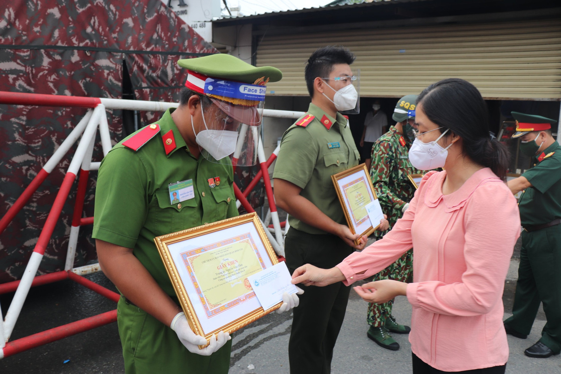 Phó chủ tịch UBND Q.Bình Tân Lê Thị Ngọc Dung trao giấy khen cho các cán bộ, chiến sĩ giúp đỡ đẻ cho phụ sản.