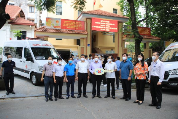 Mặt trận Hà Nội tiếp nhận và chuyển giao thiết bị y tế phòng dịch cho quận Hoàng Mai. 