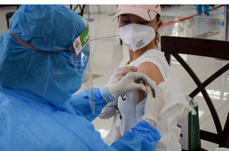 Bệnh viện ĐHYD ShingMark tiêm vắc xin Vero Cell cho các chuyên gia Trung Quốc vào ngày 10/8.