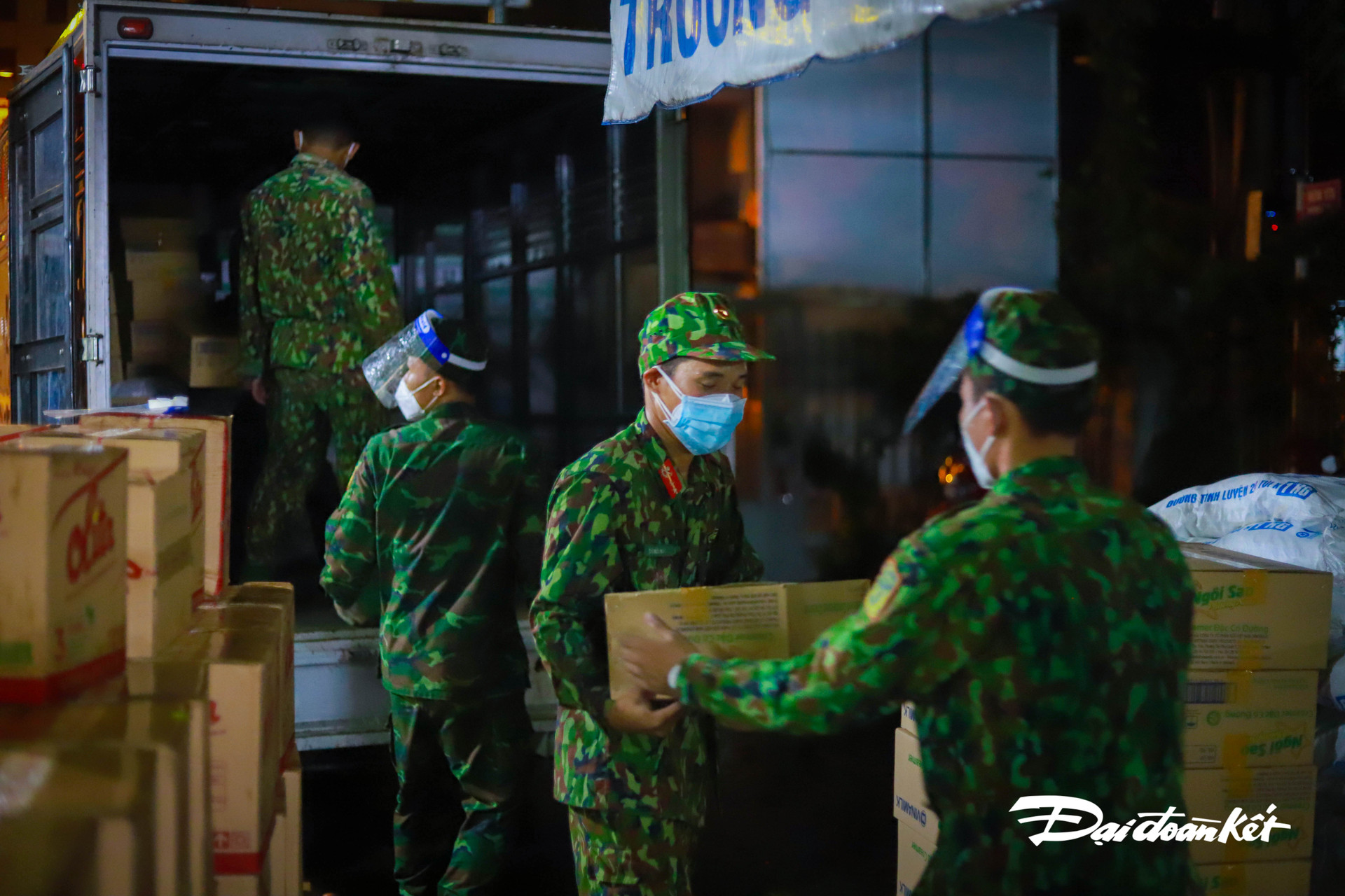 Hình ảnh thân thương khi bộ đội hỗ trợ vận chuyển hàng hóa, sắp xếp gói an sinh, chung tay cùng chính quyền địa phương cùng hỗ trợ người dân.