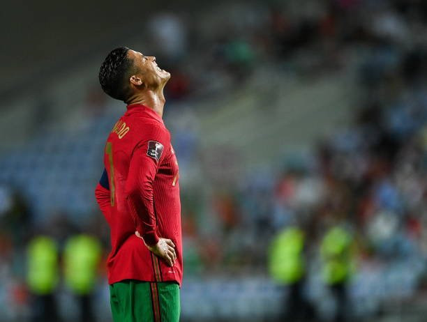 Trước đó Ronaldo suýt trở thành tội đồ khi sút hỏng quả 11m ở đầu hiệp 1.