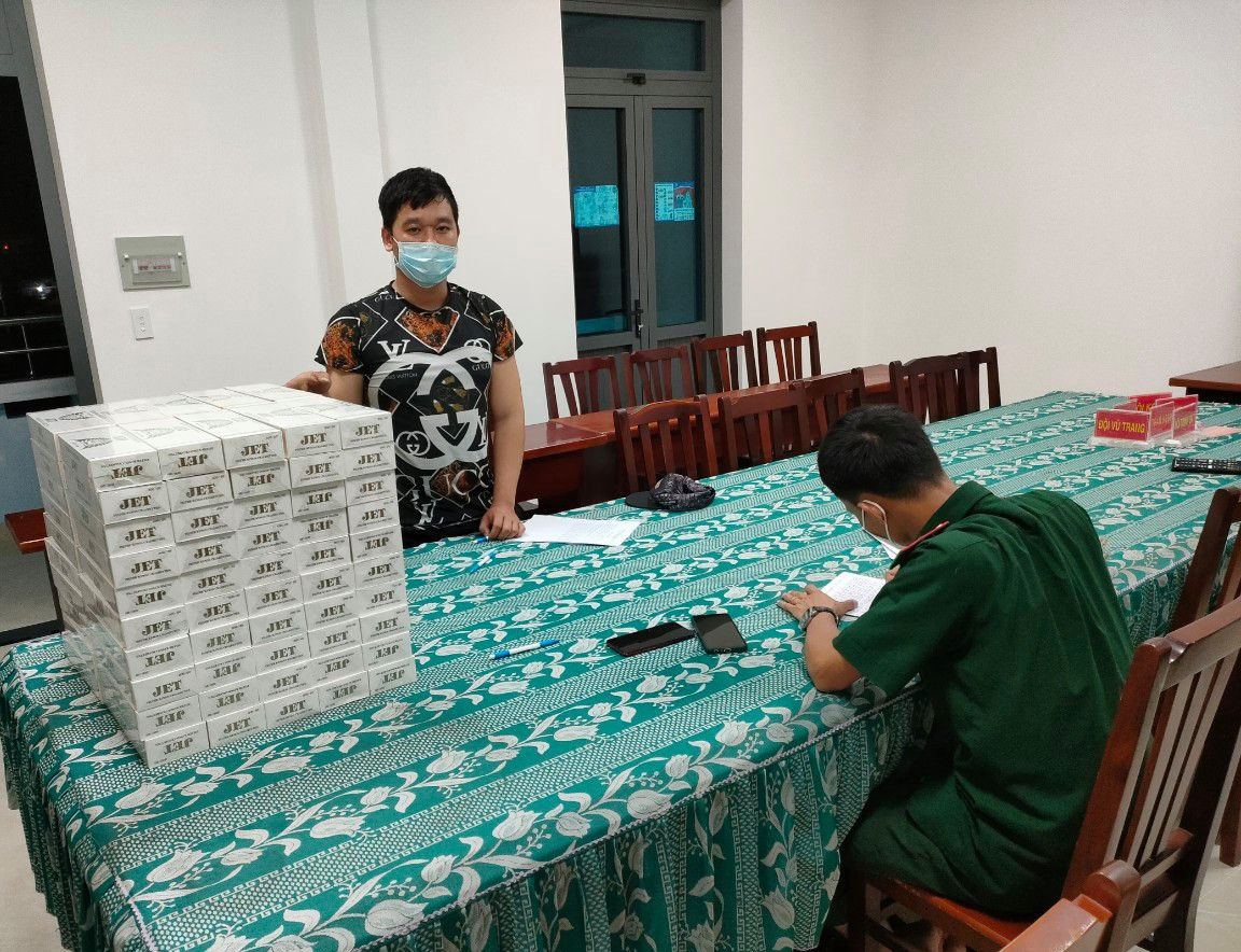 Nguyễn Trung Kiên cùng số thuốc lá bị thu giữ tại cơ quan điều tra. Ảnh: CTV.