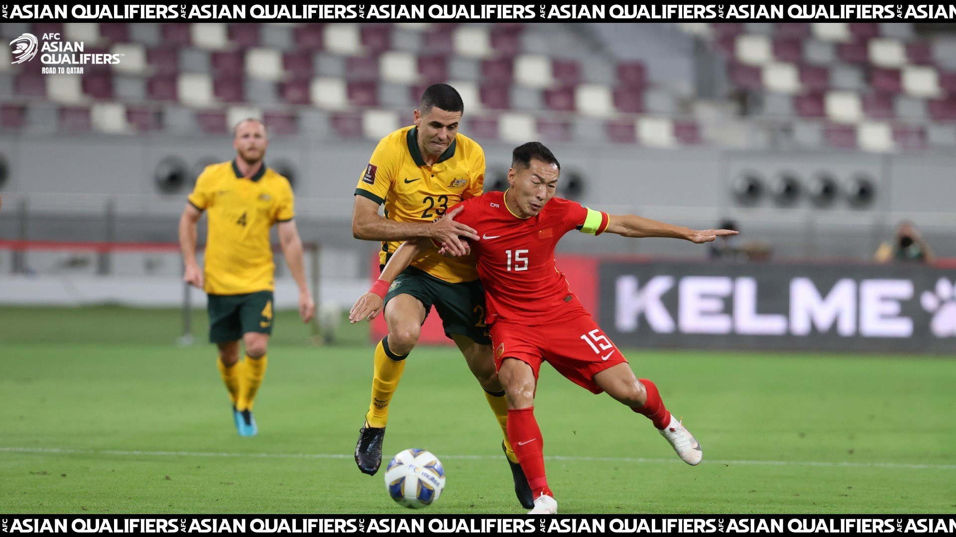 Trung Quốc (áo đỏ) bị Australia vùi dập với tỉ số 0-3.