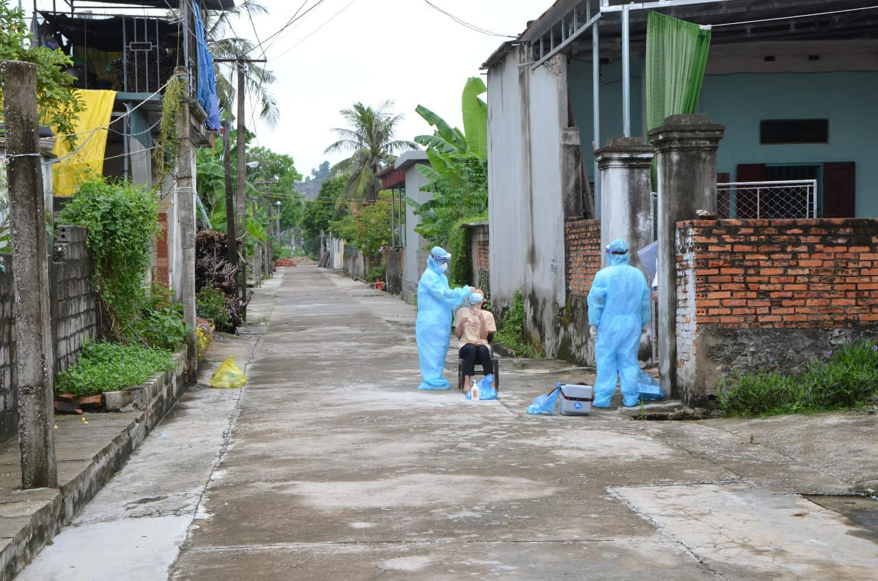 Lực lượng Y tế đến từng hộ dân trên địa bàn huyện Nông Cống để lấy mẫu xét nghiệm.