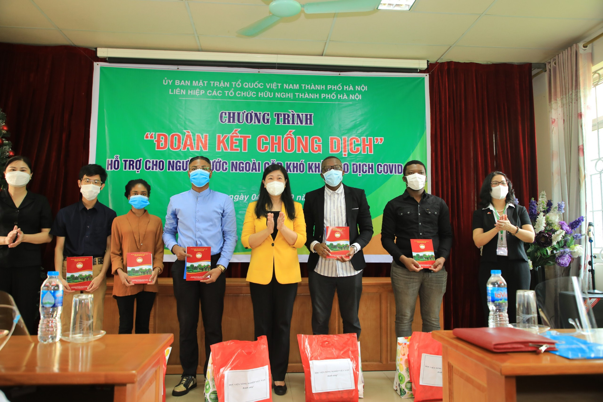 Bà Nguyễn Lan Hương tặng quà cho du học sinh khó khăn do ảnh hưởng của dịch Covid -19.