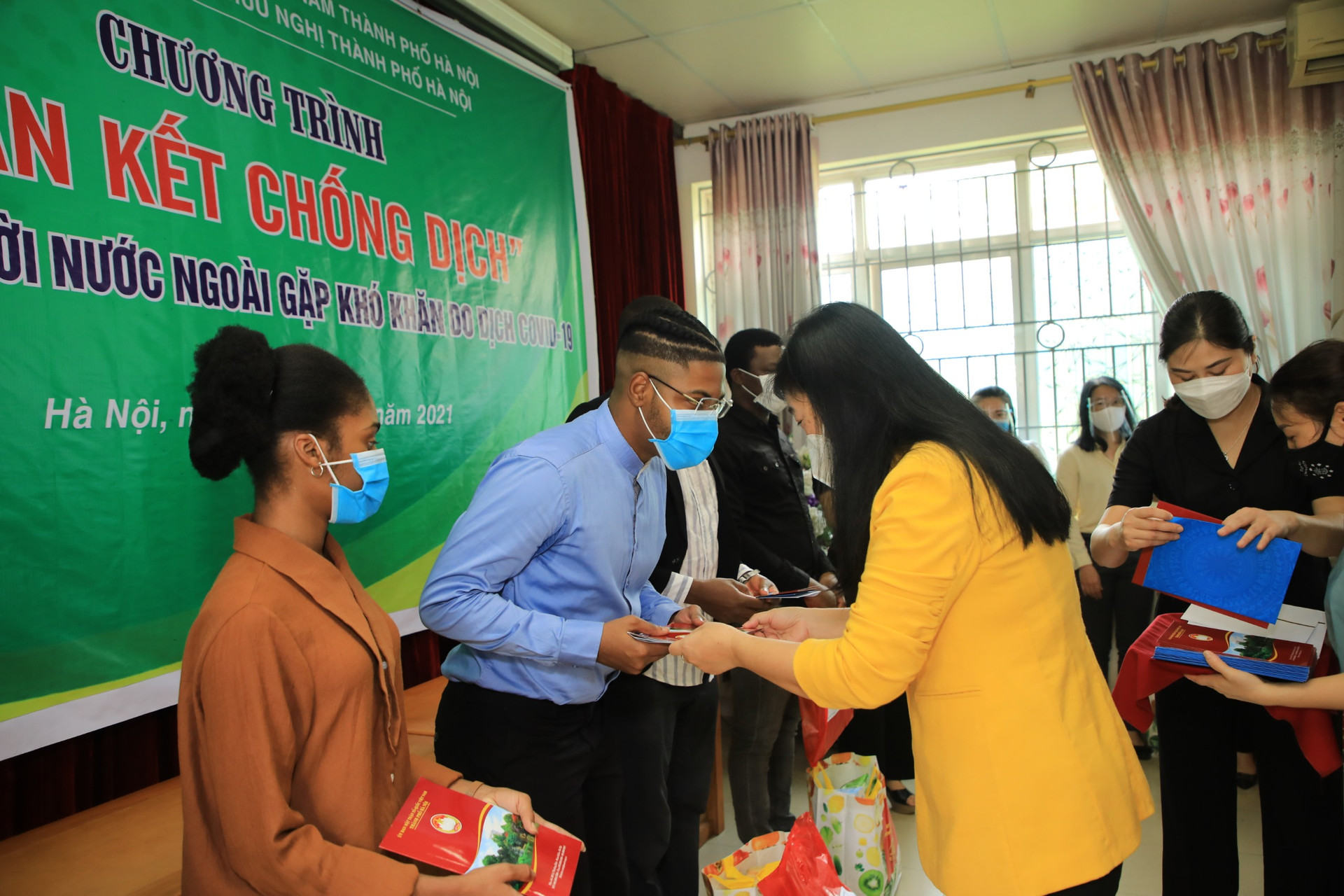 Ủy ban MTTQ thành phố Hà Nội tặng quà cho du học sinh tại Học viện Nông nghiệp Việt Nam. 