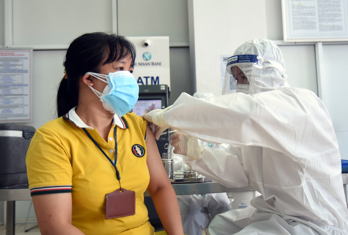 Tiêm vaccine ngừa Covid-19 cho người lao động tại Công ty Changshin Việt Nam, huyện Vĩnh Cửu.