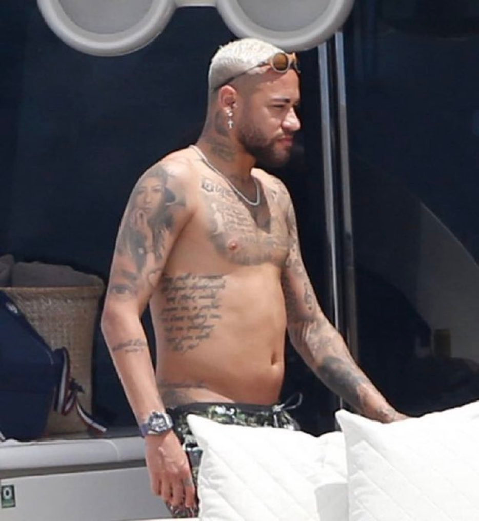 Hình ảnh đáng xấu hổ của Neymar với chiếc bụng phệ ở tuổi 29, thời điểm đỉnh cao sự nghiệp của một cầu thủ. 