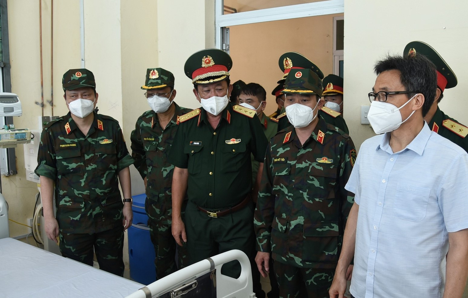 Phó Thủ tướng Vũ Đức Đam thăm cơ sở hạ tầng Bệnh viện dã chiến truyền nhiễm số 5G.