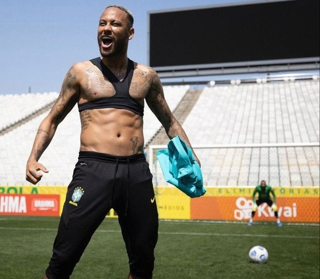 Neymar khoe cơ bụng trước ống kính trong buổi tập mới nhất của tuyển Brazil.