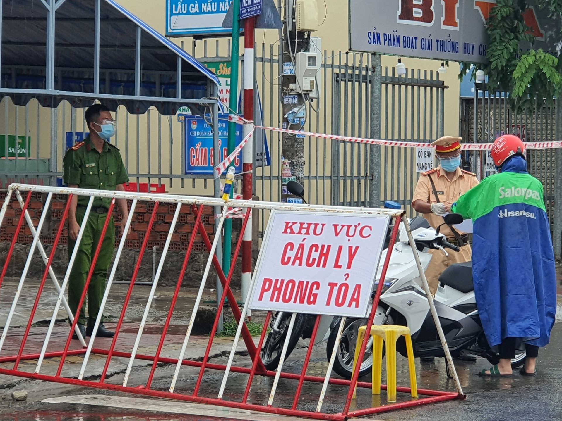 Lực lượng công an đang làm việc tại khu phong tỏa thị trấn Long Hải. Ảnh: CTV.