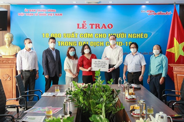 Phó Chủ tịch UBTƯ MTTQ Việt Nam Phùng Khánh Tài trao bảng tượng trưng 10.000 suất cơm cho người nghèo đến Bếp ăn 0 đồng của chị Nguyễn Hoài Sương. Ảnh: Quang Vinh.