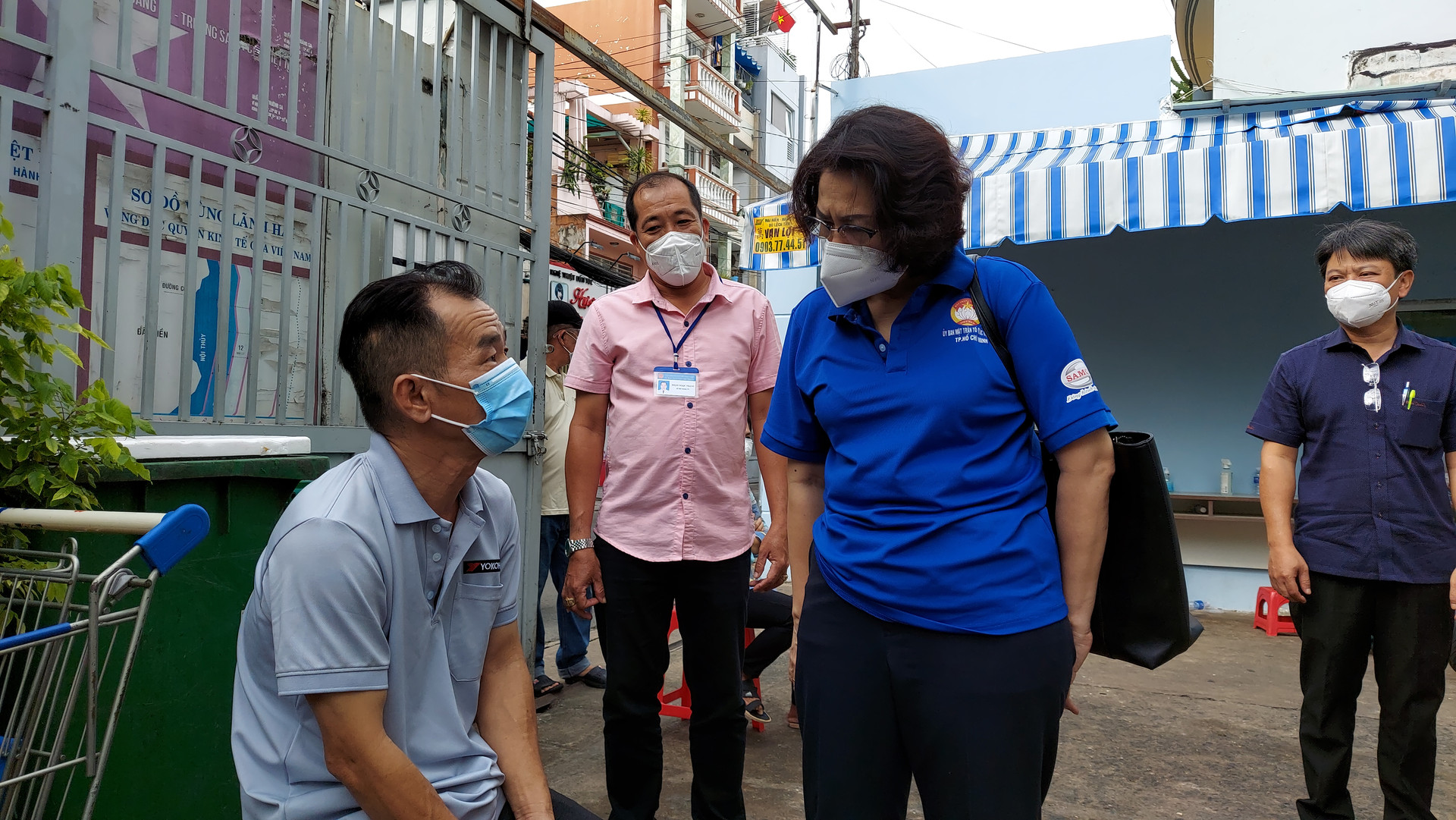 Chủ tịch Ủy ban MTTQVN TP HCM Tô Thị Bích Châu đến kiểm tra và thăm hỏi, tặng túi an sinh cho người dân gặp khó khăn do dịch Covid-19.