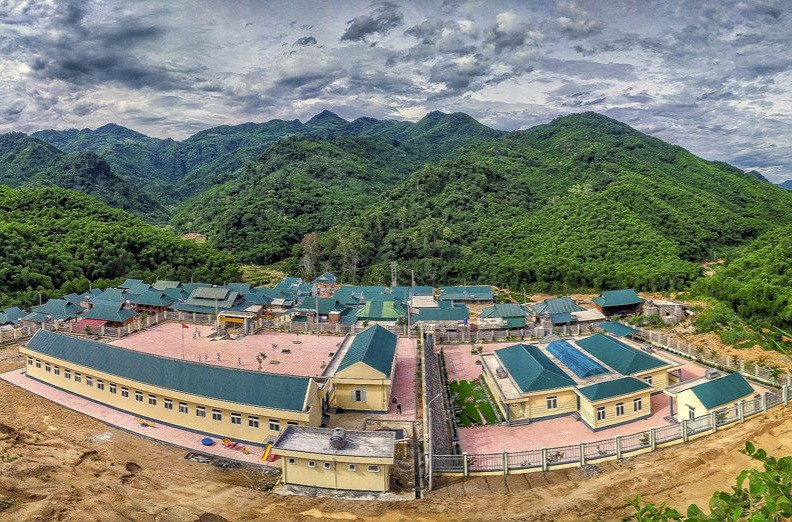 Hơn 50 ngôi nhà tại bản Sà Ná (xã Na Mèo, huyện Quan Sơn) đã được bố trí tới nơi ở mới sau trận lũ quét kinh hoàng làm 10 người chết năm 2019.