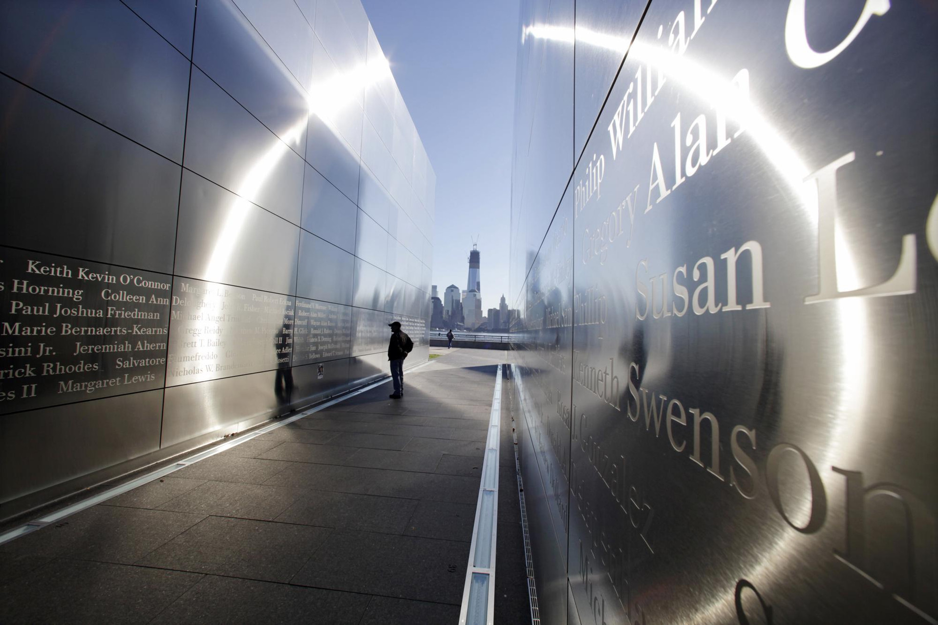 Phía trong đài tưởng niệm của New Jersey dành cho 749 người từ tiểu bang đã mất trong cuộc tấn công khủng bố ngày 11/9/2001 vào Trung tâm Thương mại Thế giới, Mỹ. Ảnh: AP