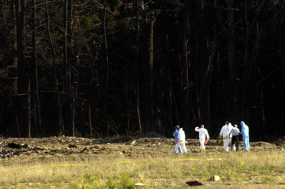 Các nhà điều tra tại cánh đồng nơi chiếc máy bay thứ tư lao xuống ở hạt Somerset bang Pennsylvania.  Ảnh: REUTERS