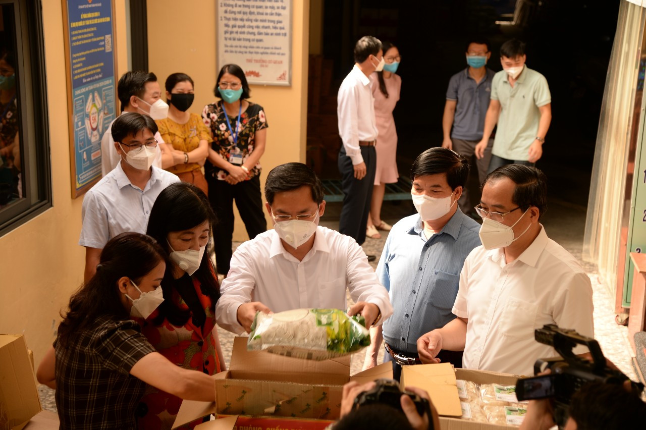 Ủy ban MTTQ thành phố Hà Nội tiếp nhận nhu yếu phẩm phòng dịch. 