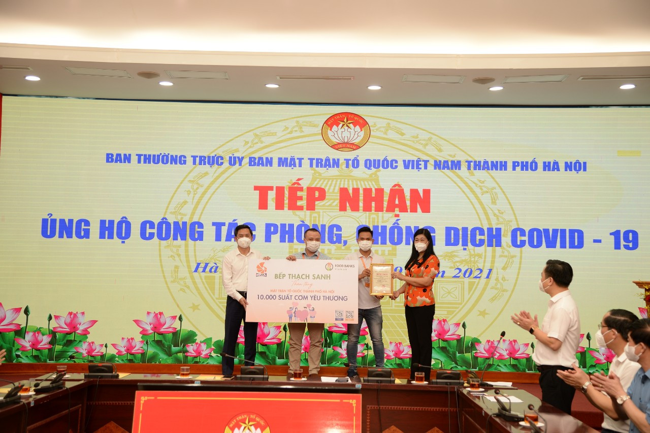Bà Nguyễn Lan Hương, Chủ tịch Ủy ban MTTQ thành phố Hà Nội tiếp nhận ủng hộ từ các đơn vị. 