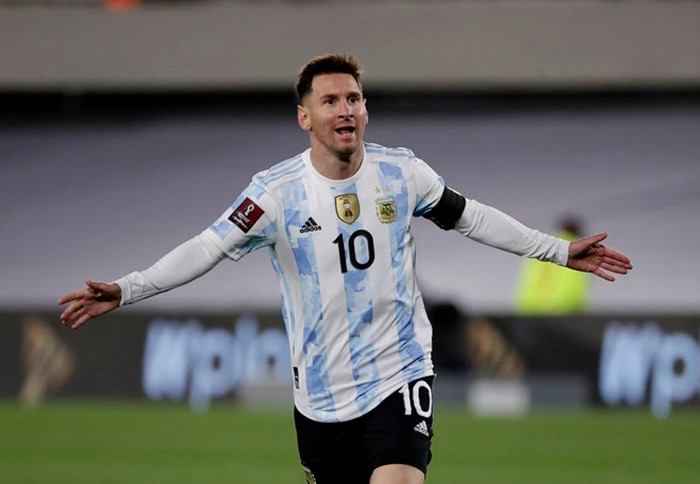 Messi lập hat-trick vào lưới Bolivia.