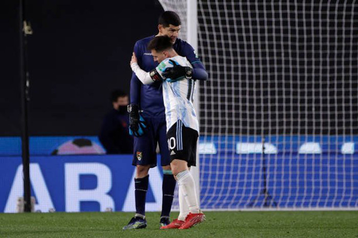 Siêu sao người Argentina bật khóc sau khi chính thức phá kỷ lục của Pele