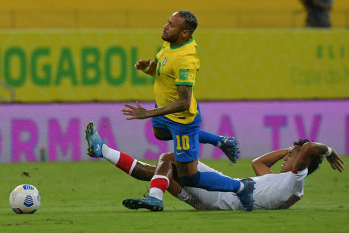 Các hậu vệ Peru phải phạm lỗi mới ngăn cản được Neymar.