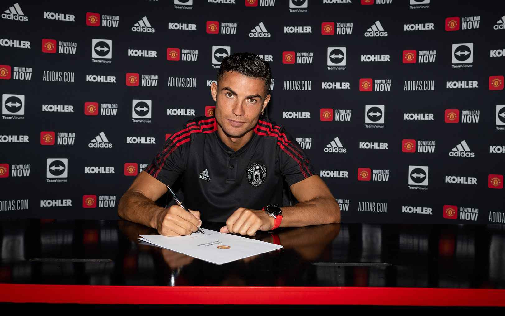 Siêu sao người Bồ Đào Nha vừa chính thức đặt bút ký hợp đồng với Man United