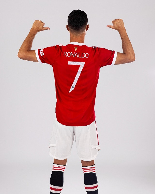 Chiếc áo số 7 của Ronaldo tại MU đang tạo nên kỷ lục vô tiền khoáng hậu.