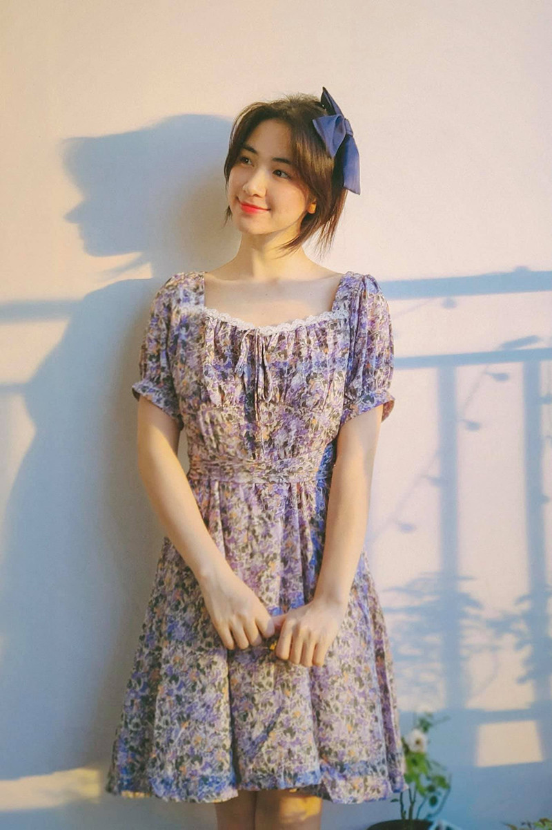 Mẹ bỉm Hòa Minzy dịu dàng như “gái 18” khi diện váy hoa nhí màu tím.