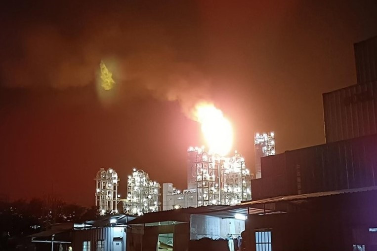 Cột lửa xuất hiện tại nhà máy Công ty TNHH Hóa chất Hyosung Vina tối 9/9. Ảnh: CTV.