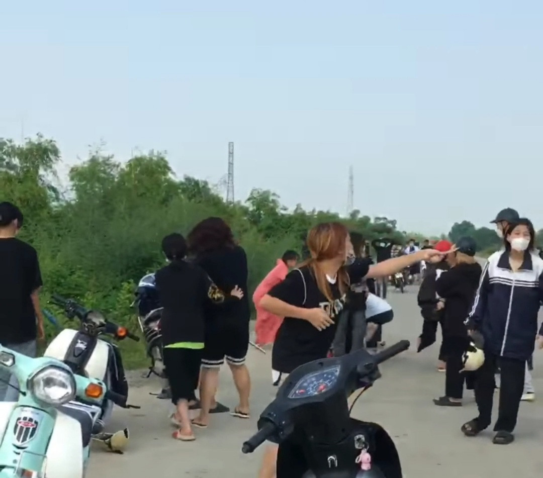 2 nhóm nữ sinh tụ tập hỗn chiến tại bờ đê sông Hoàng Long thuộc địa phận xã Ninh Giang (huyện Hoa Lư).