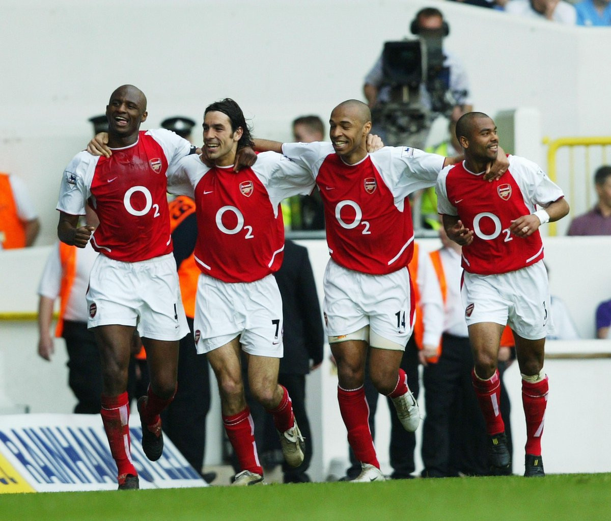 Patrick Vieira ghi bàn thắng, Arsenal vô địch NHA trên sân nhà của Tottenham.