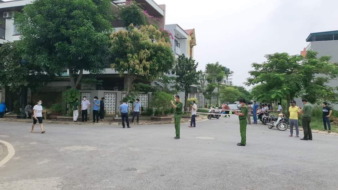 Lực lượng chức năng có mặt tại huyện Quảng Xương để tiến hành truy vết, phong tỏa các F.
